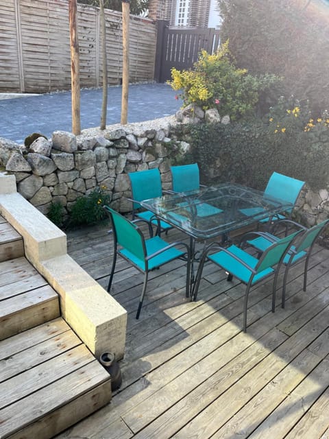 Patio, Spring, Day, Dining area