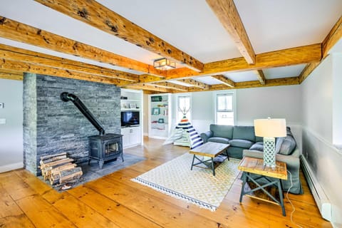 Pet-Friendly House with Deck - 10 Mi to Stowe Mtn! Maison in Morristown