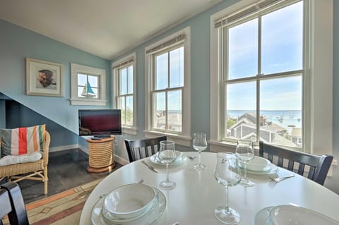 Splendid Provincetown Penthouse Apartment with Deck! Condo in Provincetown