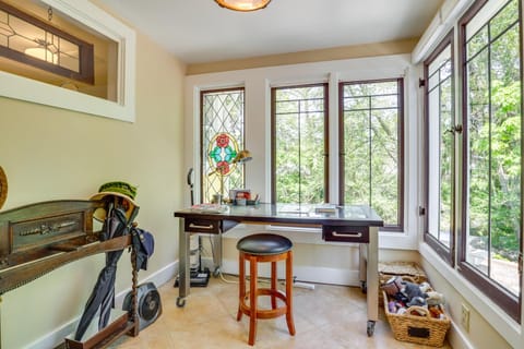 Historic and Charming Salem Home with Mill Creek Views! Maison in Salem