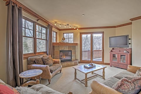 Cozy Avon Retreat with Private Deck and Pool Access! Copropriété in Avon