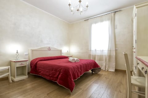 Bed, Other, Photo of the whole room, Decorative detail, Bedroom