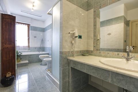 Shower, Toilet, Bathroom, Area and facilities