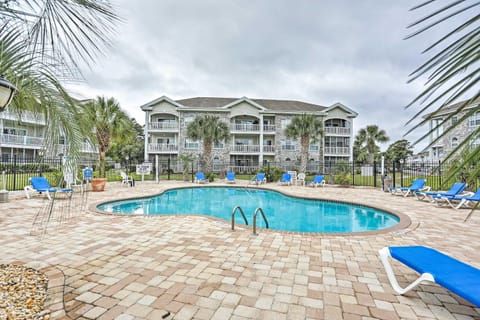 Myrtle Beach Condo with Pool Less Than 2 Mi to the Coast! Eigentumswohnung in Carolina Forest