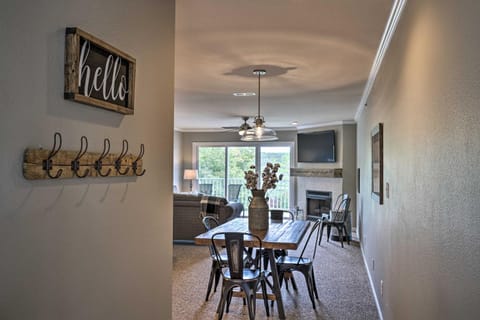 Chic Lakefront Condo with Lake and State Park Views! Copropriété in Osage Beach