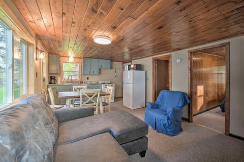 Cozy Cabin with Deck and Private Dock on Nelson Lake! Haus in Nelson Lake