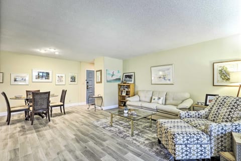 Large Tampa-Area Condo - 15 Mi Clearwater Beach! Apartment in Palm Harbor