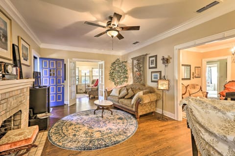 Ornate Cottage with Sunroom - Near MSU and Water Park! Maison in Wichita Falls