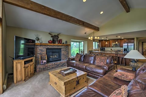 Sprawling Fraser Cabin with Private Hot Tub and Deck! Casa in Fraser