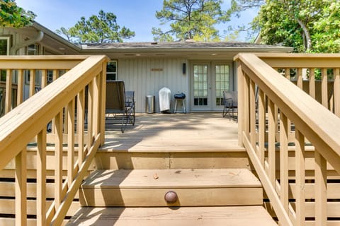 Sea Pines Resort Escape with Deck about 2 Mi to Beach! Casa in Hilton Head Island