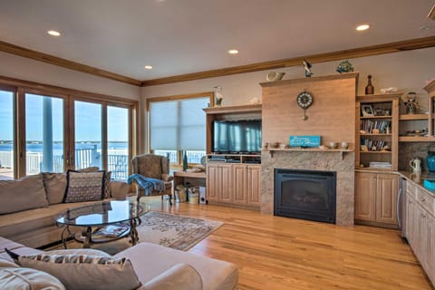 Waterfront Home with Large Deck and Private Pool! House in Long Island