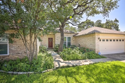 Family-Friendly Home with Hot Tub, Fire Pit and Deck! Casa in San Antonio