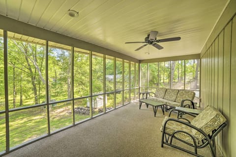 Lake Barkley Waterfront Home with Deck and Boat Dock! Casa in Lake Barkley