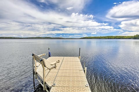 Lakefront Family Escape with Views, Dock, and Kayaks! Haus in Nelson Lake