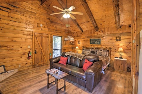 Broken Bow Cabin with Hot Tub and BBQ - 4 Mi to Lake! House in Oklahoma