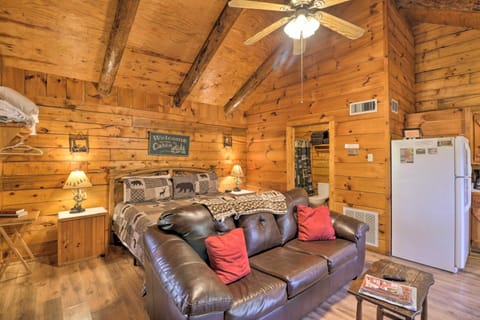 Broken Bow Cabin with Hot Tub and BBQ - 4 Mi to Lake! House in Oklahoma