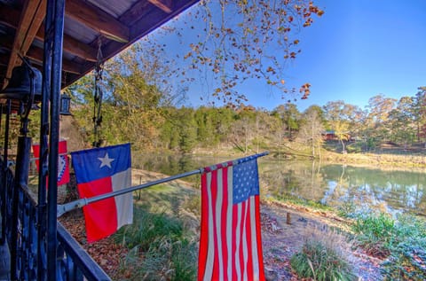 Riverfront Getaway with Treehouse, Fire Pit and Deck! Haus in Current River
