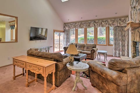 House with Game Room, 5 Miles to Downtown Flagstaff! Maison in Flagstaff