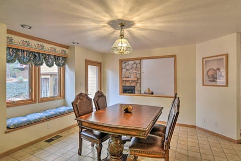 House with Game Room, 5 Miles to Downtown Flagstaff! Casa in Flagstaff