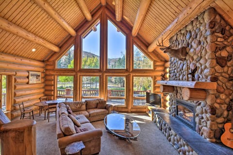 Custom Bitterroot Valley Cabin with Hot Tub and Views! Haus in Salmon River