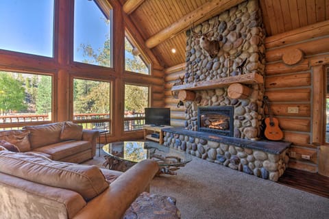 Custom Bitterroot Valley Cabin with Hot Tub and Views! Haus in Salmon River
