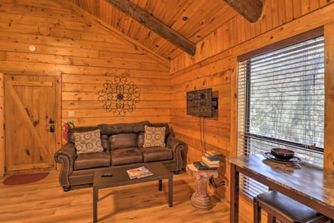 Peaceful Cabin with Hot Tub - Near Broken Bow Lake! House in Oklahoma