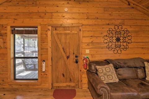 Peaceful Cabin with Hot Tub - Near Broken Bow Lake! House in Oklahoma