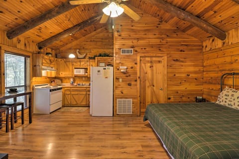 Peaceful Cabin with Hot Tub - Near Broken Bow Lake! House in Oklahoma