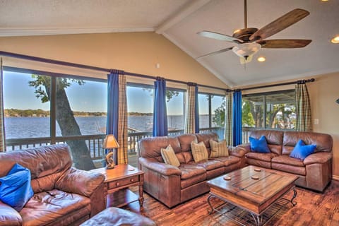 Waterfront Home in Tool with Dock, Fire Pit and Patio! Casa in Tool
