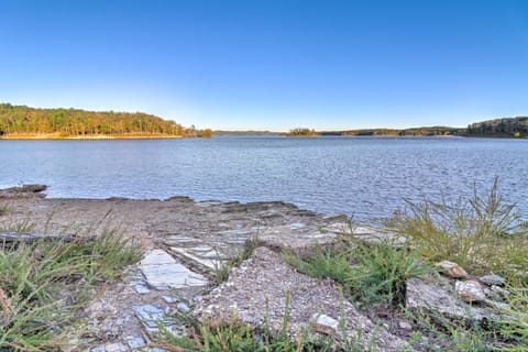 Cozy Cabin with Hot Tub - 4 Mi to Broken Bow Lake! House in Oklahoma