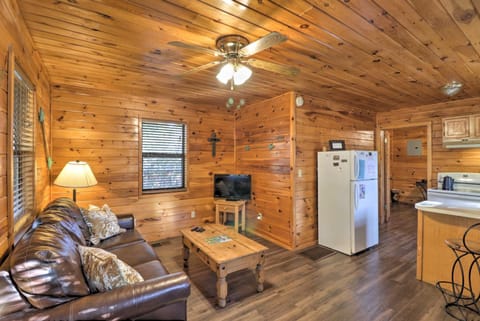 Cozy Cabin with Hot Tub - 4 Mi to Broken Bow Lake! House in Oklahoma