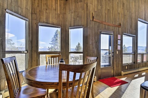 Panoramic Mountain-View Retreat with Hot Tub and Deck! Maison in Granby