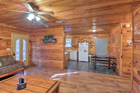 Starstruck Cabin with Spa 4 Mi to Broken Bow Lake! House in Oklahoma