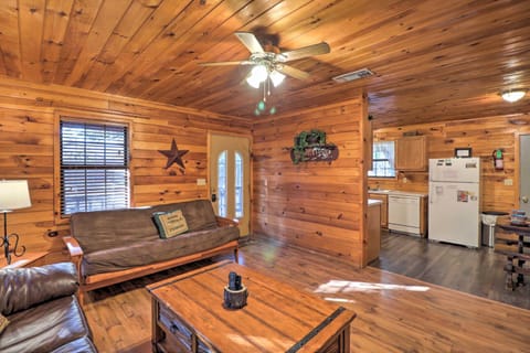 Cozy Broken Bow Cabin with Fire Pit, 4 Mi to Lake! House in Oklahoma