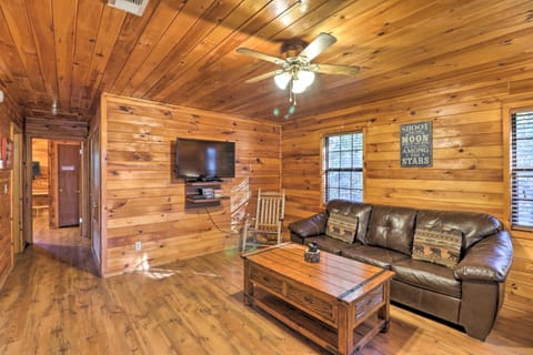 Cozy Broken Bow Cabin with Fire Pit, 4 Mi to Lake! House in Oklahoma