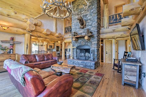 Burning Sky Lodge Ski-InandOut with Private Hot tub! House in Angel Fire