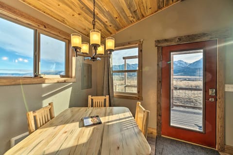 Romantic Mountain Getaway - 1 Hour to Yellowstone! House in Pray