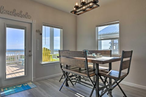 Oceanfront Retreat with Decks Steps to Surfside Beach Casa in Surfside Beach