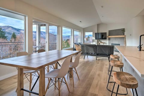 Chic Chelan Condo with Balcony, Walk to Lake and Dtwn! Condo in Chelan (In Town)