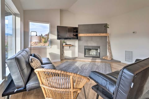 Chic Chelan Condo with Balcony, Walk to Lake and Dtwn! Copropriété in Chelan (In Town)