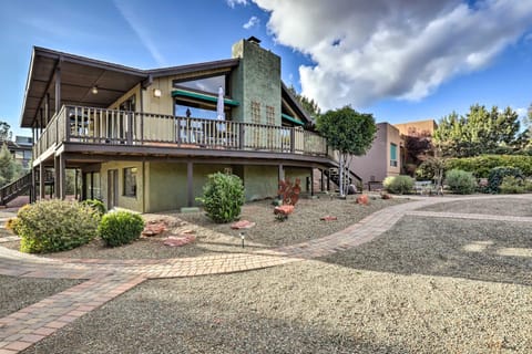 West Sedona House with Deck and Views, Mins to Uptown! Maison in Sedona