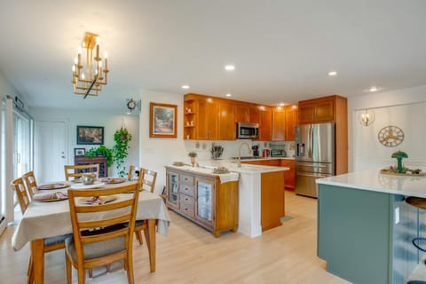 Modern Creekside Home 9 Mi to Downtown Denver House in Lakewood