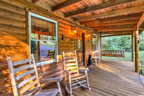 Pet-Friendly Cosby Log Cabin with Backyard and Porch! Maison in Cosby