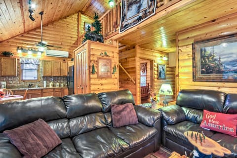 Pet-Friendly Cosby Log Cabin with Backyard and Porch! Casa in Cosby
