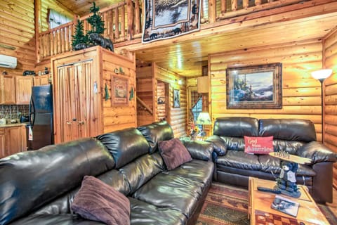 Pet-Friendly Cosby Log Cabin with Backyard and Porch! Maison in Cosby