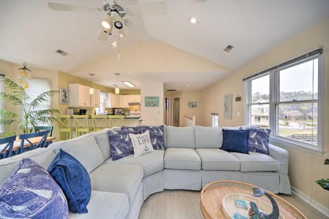 Coastal Home with Community Pool Less Than 2 Miles to Beach! Condominio in Corolla