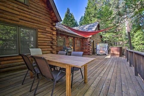 Custom-Built Cabin with Spacious Deck 5 Mi to Hiking Casa in Arnold