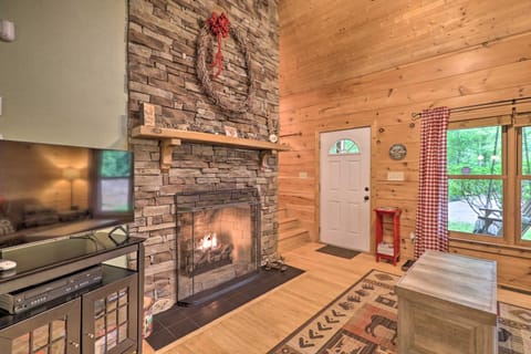 Woodland Cabin with Hot Tub and Deck 11 Mi to Boone! House in Watauga