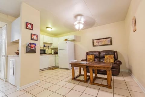 Check it out! 2 BR/ 1 B Apt very close to 1-24 Condo in East Ridge