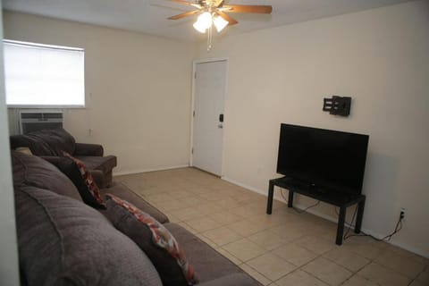 Apartment next to Fort Sill Entrance Gate Condo in Lawton